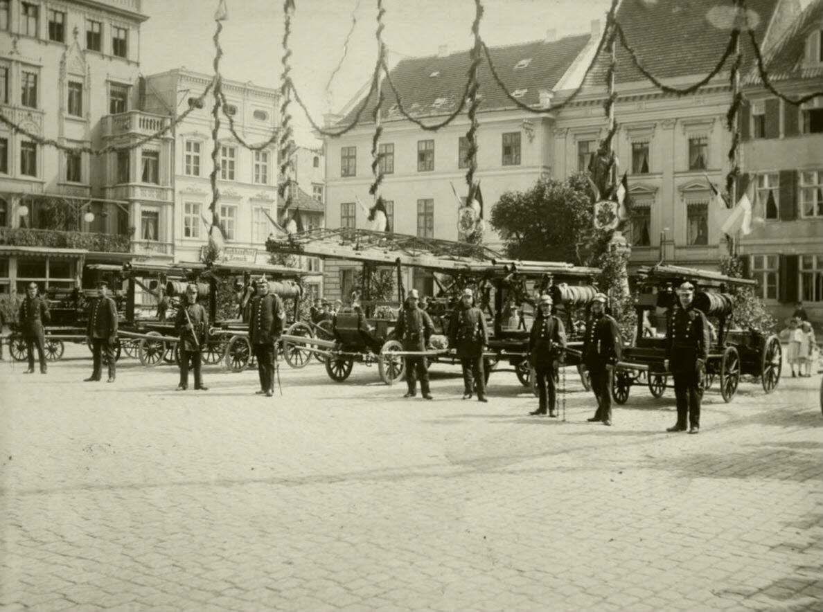 Feuerwehr präsentiert sich anlässlich ihres 15jährigen Bestehens, 1898